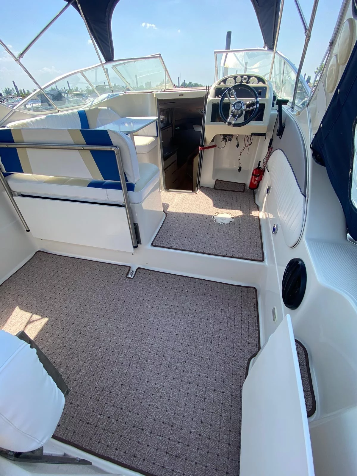 Maßgefertigte Passformteppiche für eine Bayliner 2855 – nachher
