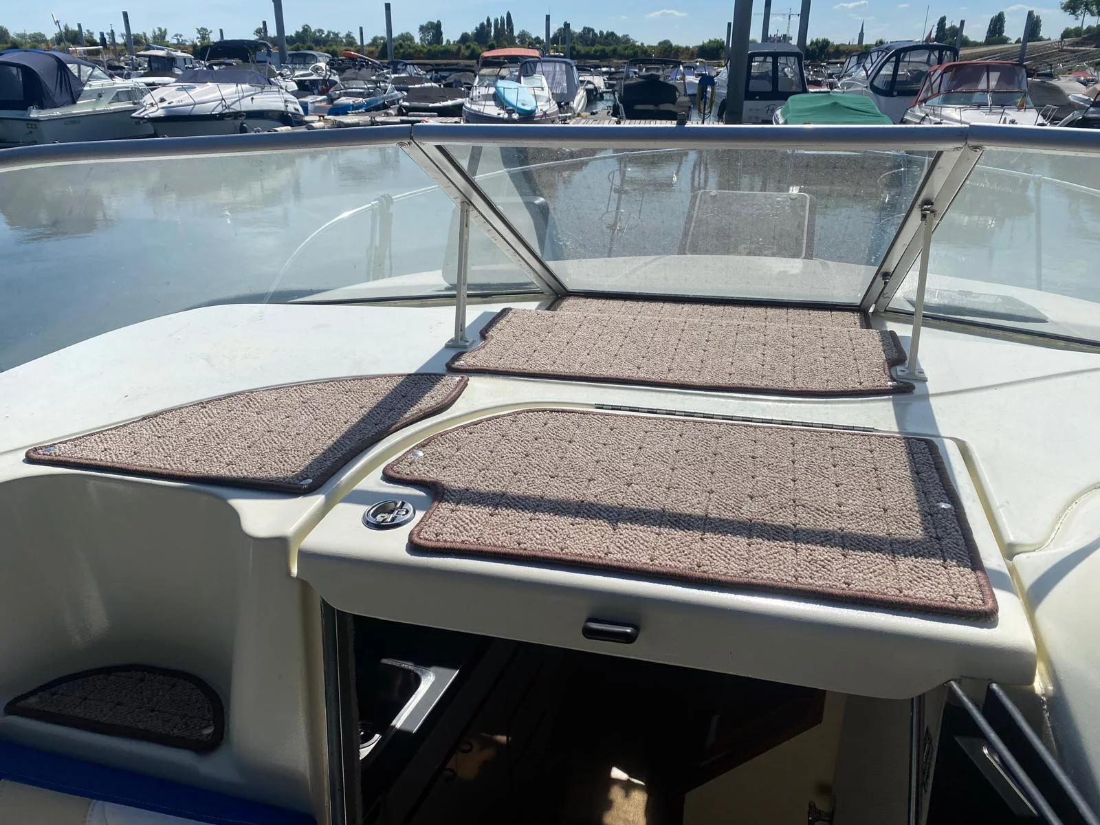 Nachher – Maßgefertigte Passformteppiche für eine Bayliner 2855