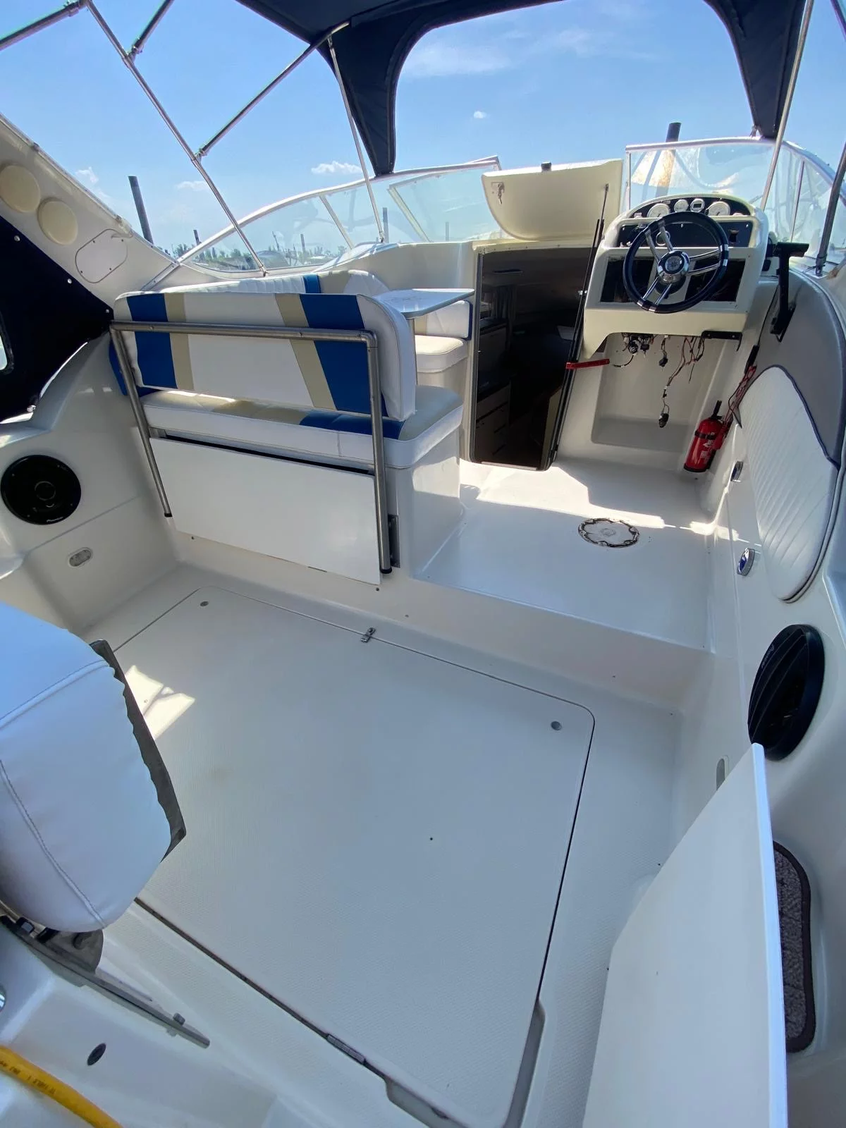 Maßgefertigte Passformteppiche für eine Bayliner 2855 – vorher
