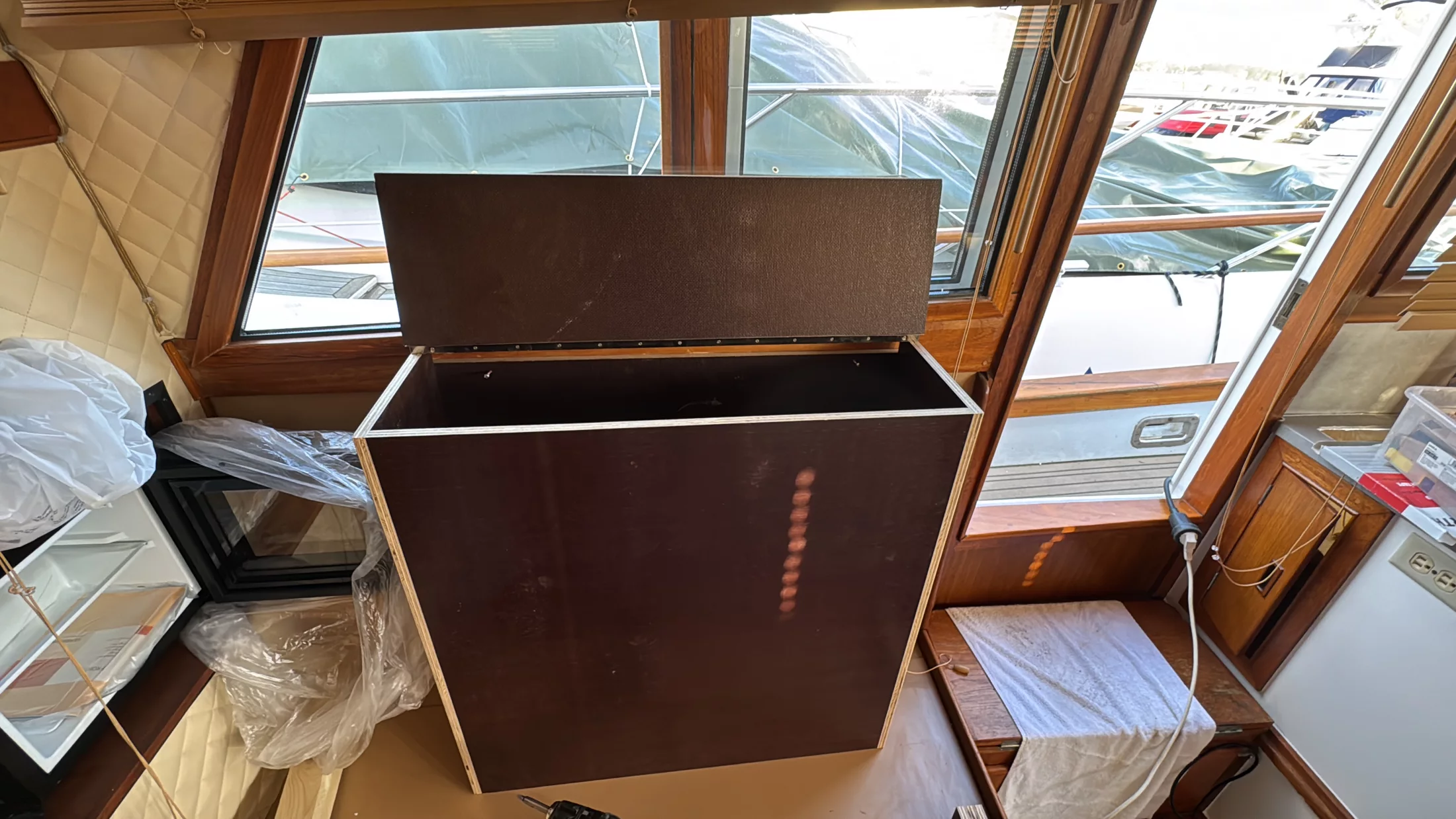 Maßgefertigte TV-Box mit integriertem Lift – vorher