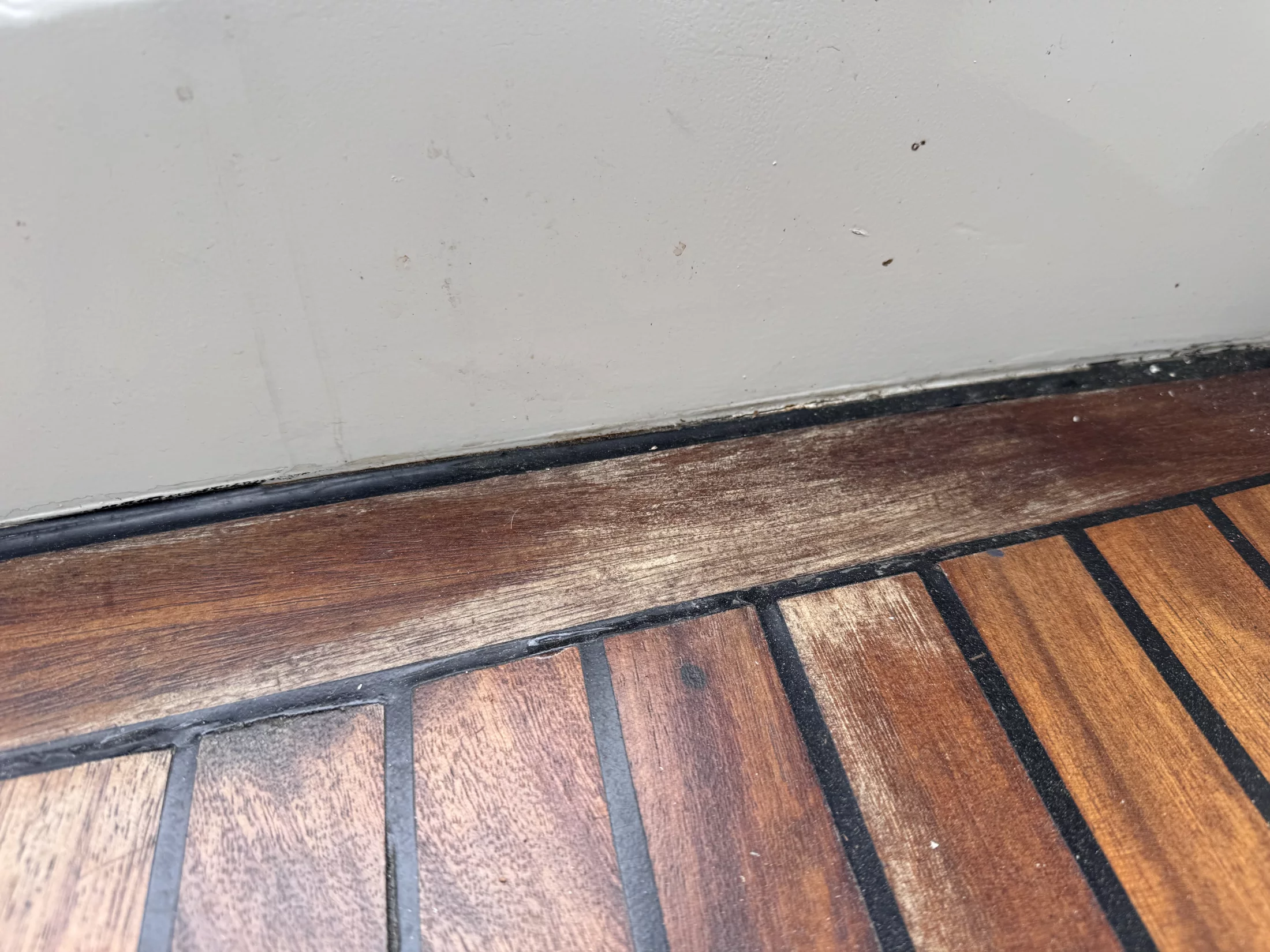 Sanierung eines lackierten Teakdecks – vorher
